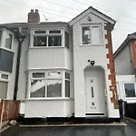 Spacious 4 Bed Home - Sleeps 7 Garden & Parking