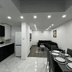 Spacious 4 Bed Home - Sleeps 7 Garden & Parking