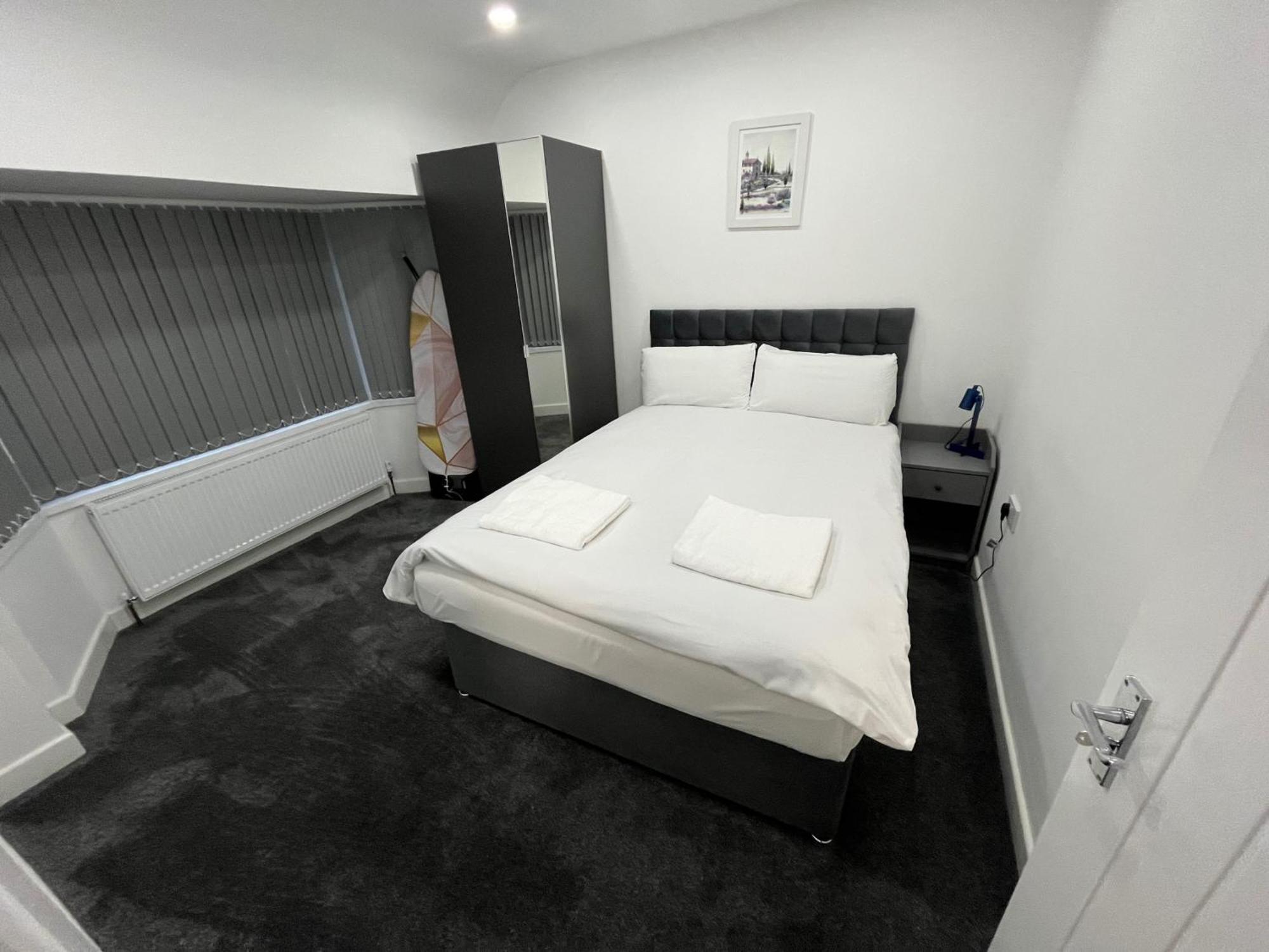 Spacious 4 Bed - Sleeps 7 Garden & Parking * Birmingham