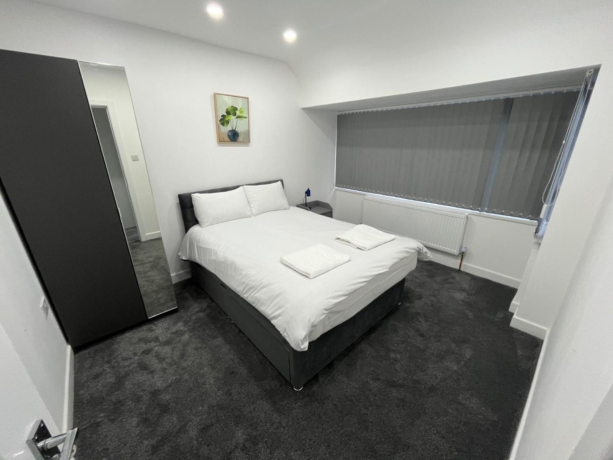 Spacious 4 Bed - Sleeps 7 Garden & Parking Holiday home