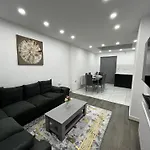 Spacious 4 Bed Home - Sleeps 7 Garden & Parking