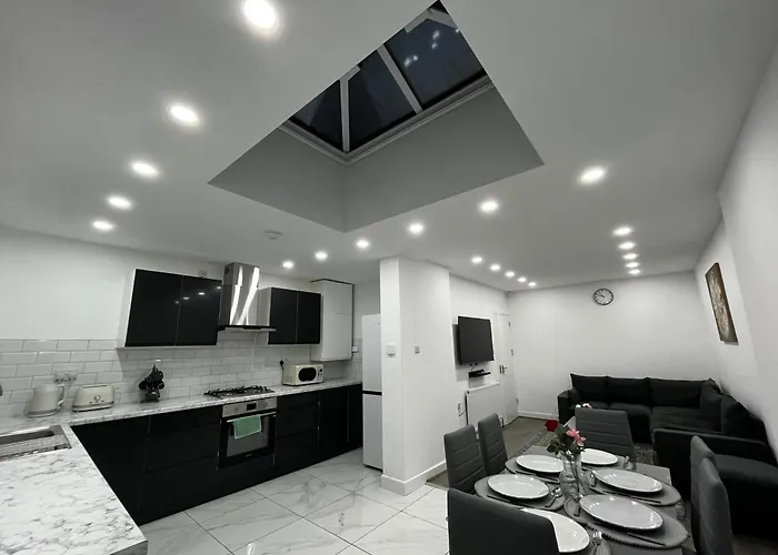 Spacious 4 Bed Home - Sleeps 7 Garden & Parking