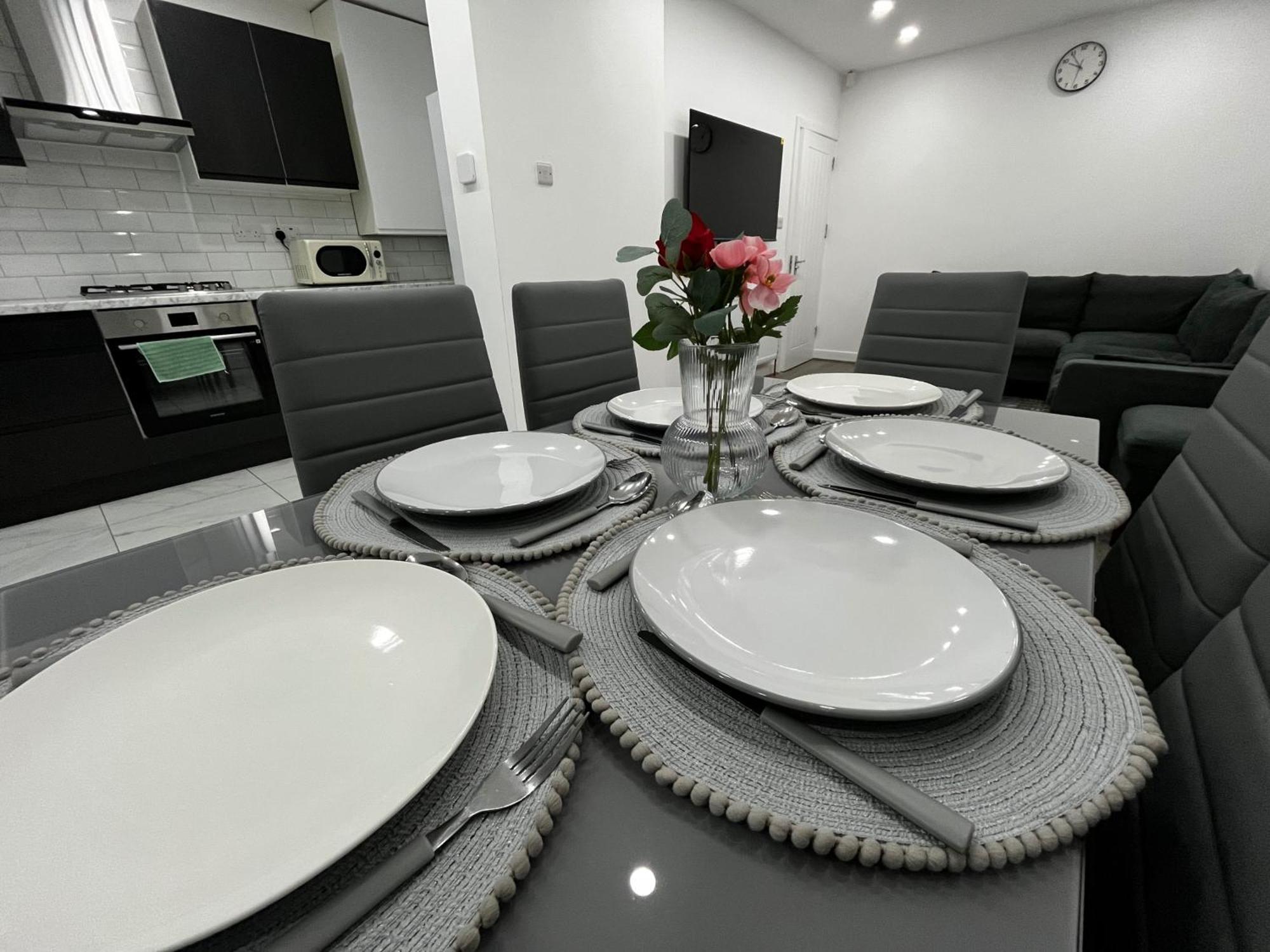Holiday home Spacious 4 Bed - Sleeps 7 Garden & Parking *