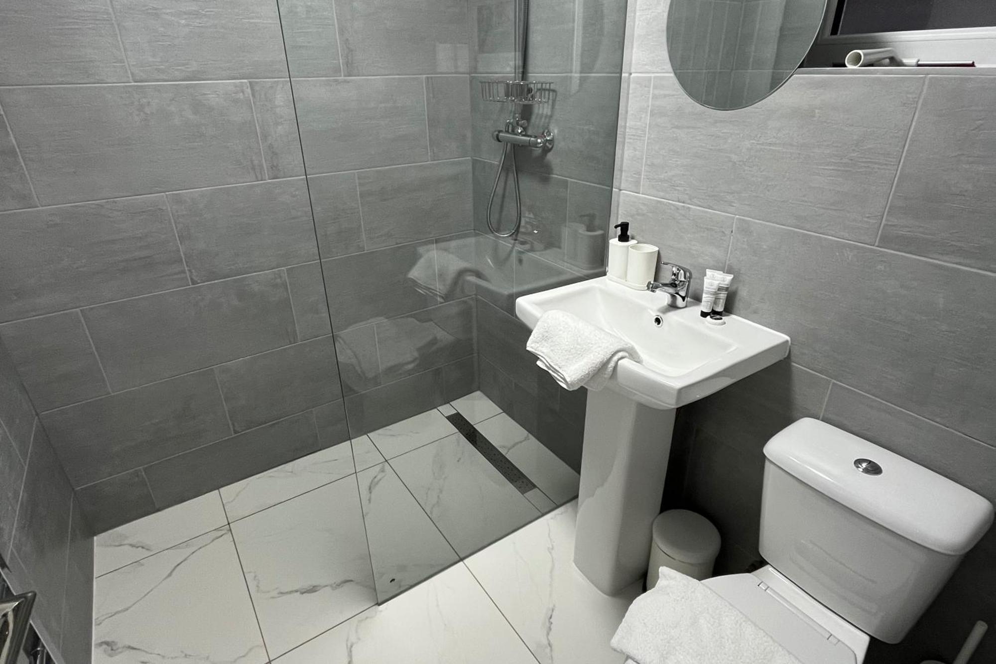 Spacious 4 Bed - Sleeps 7 Garden & Parking