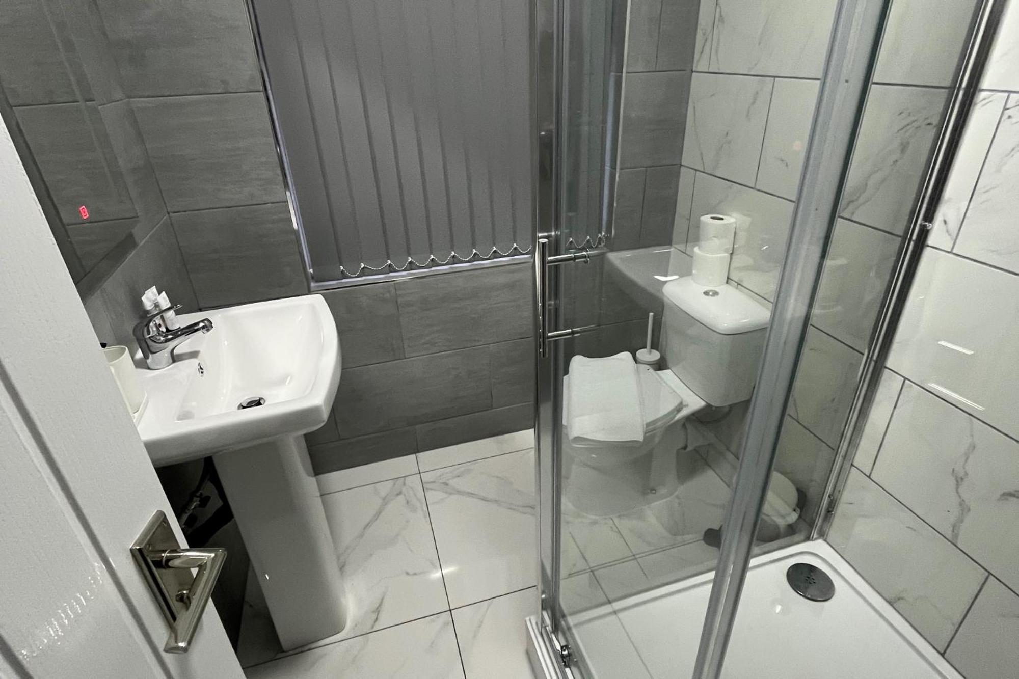 Spacious 4 Bed - Sleeps 7 Garden & Parking Holiday home *